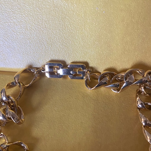 SOLD elsewhere AUTHENTIC GIVENCHY Interlocking Gold GG Logo Necklace - Picture 5 of 6